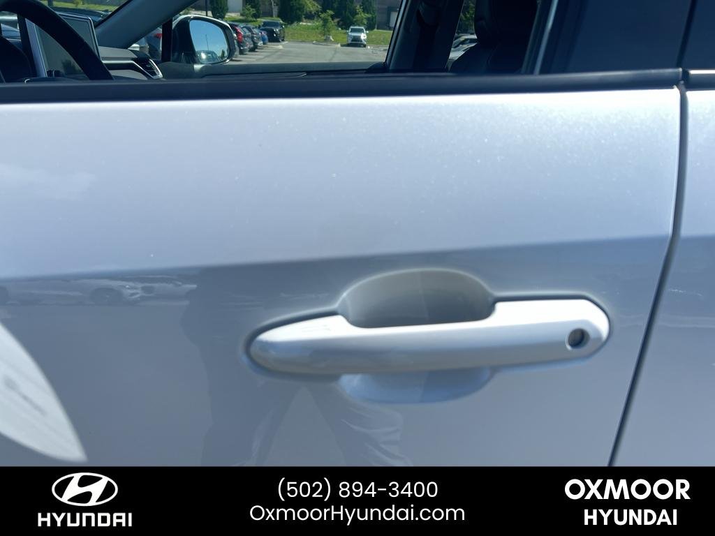 Used 2025 Wind Chill Pearl Toyota Hybrid XLE Premium image 5