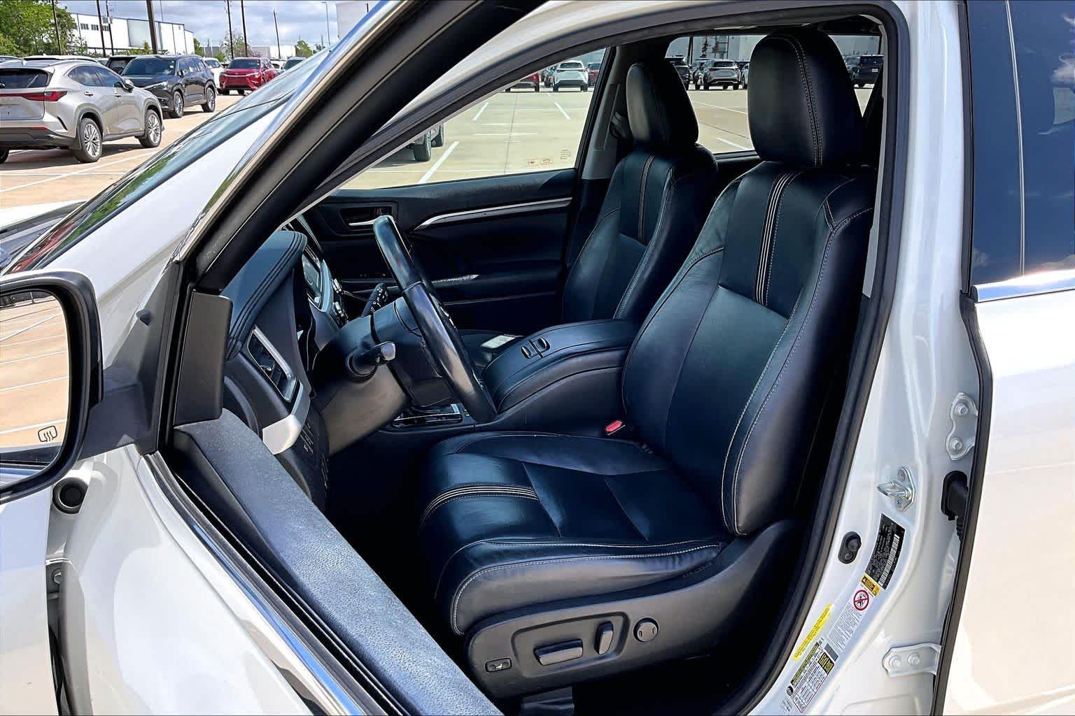 Used 2018 Blizzard Pearl Toyota SE image 11