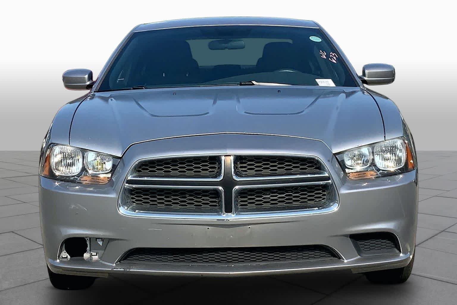 Used 2014 Billet Silver Metallic Clearcoat Dodge SE image 4