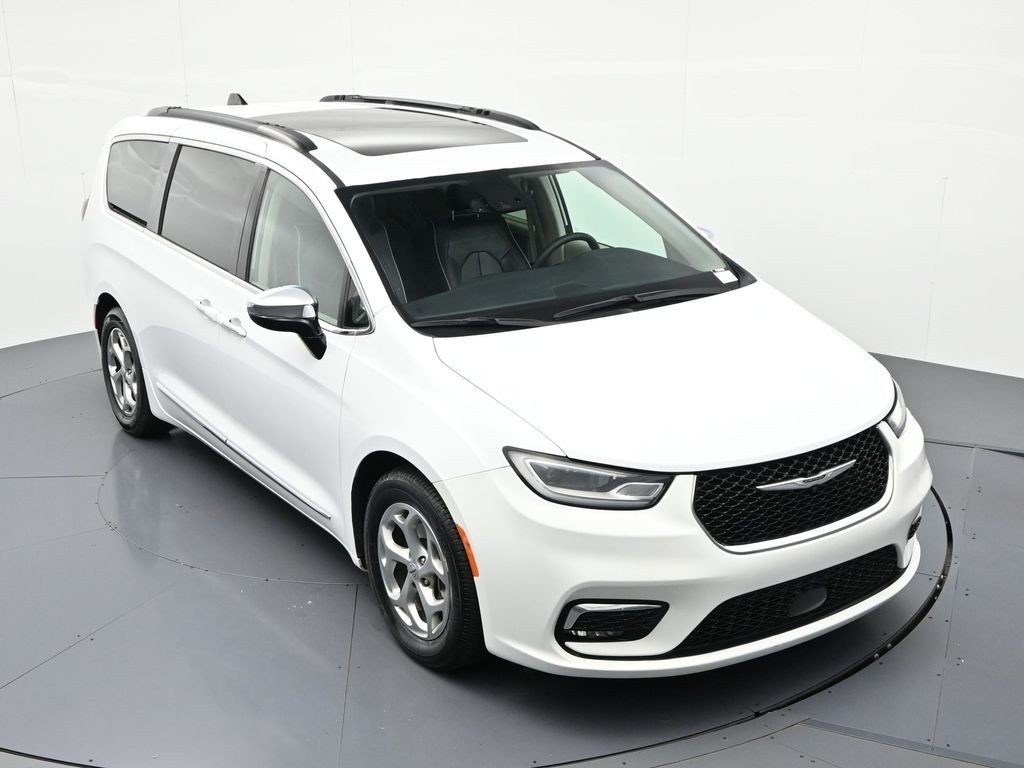 Used 2023 Bright White Clearcoat Chrysler Limited FWD image 14