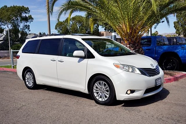 Used 2015 White Toyota XLE image 5