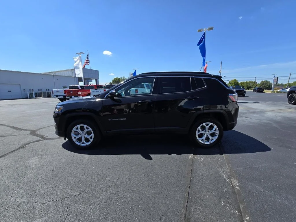 Used 2024 Diamond Black Crystal Pearlcoat Jeep Latitude image 4