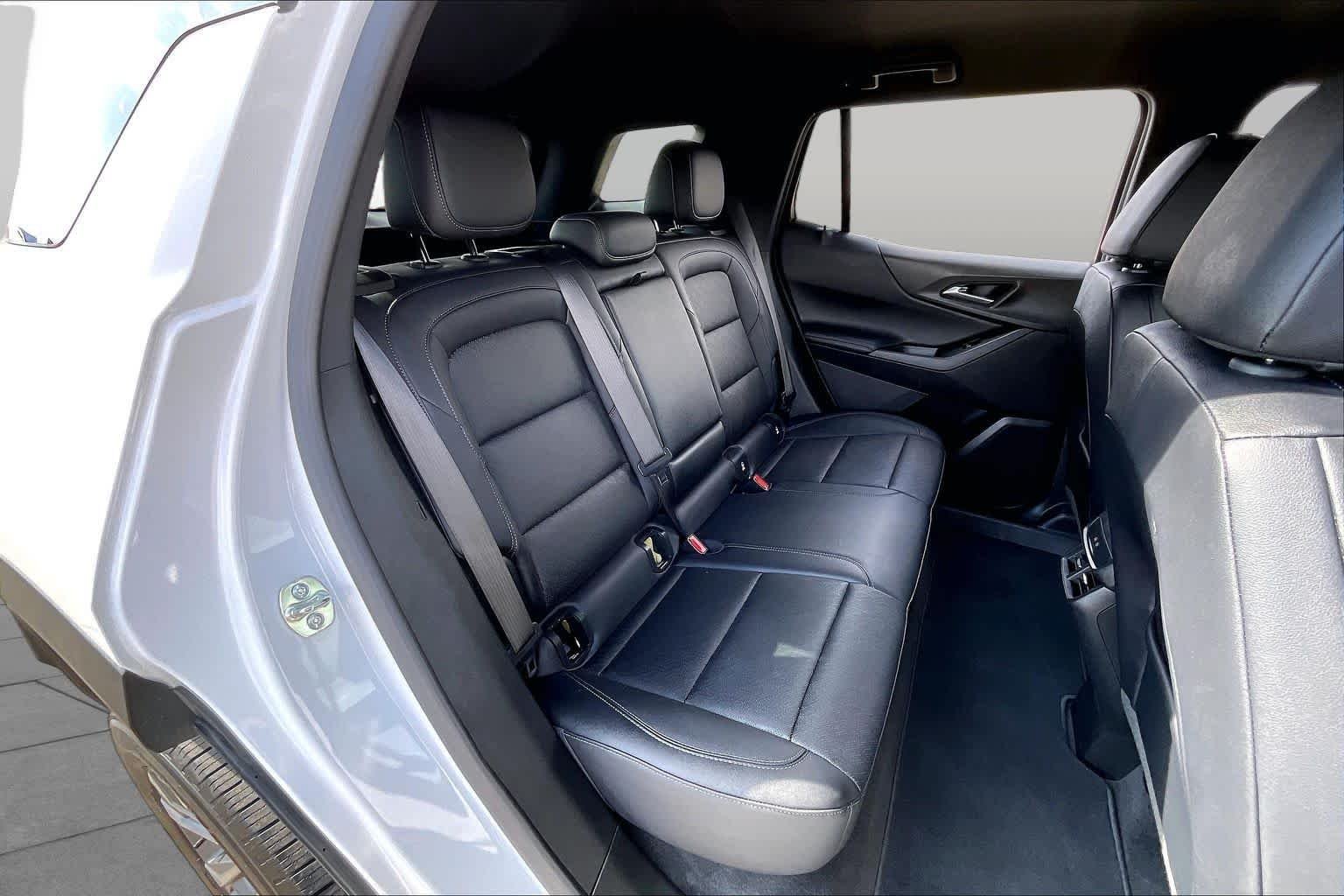 Used 2025 Summit White Chevrolet FWD LT image 18