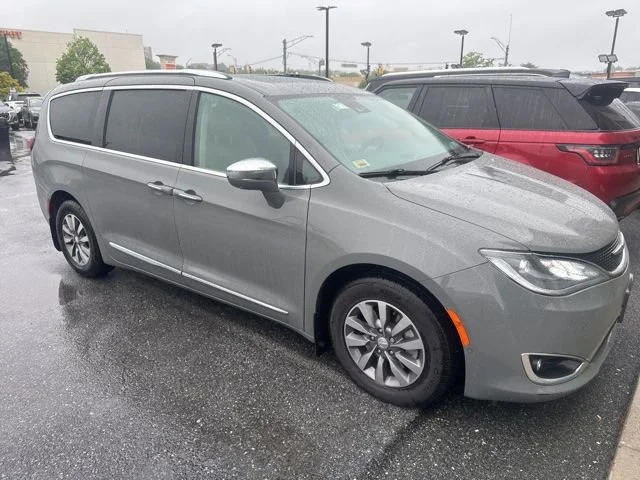 2020 Chrysler Pacifica Hybrid Limited's photo