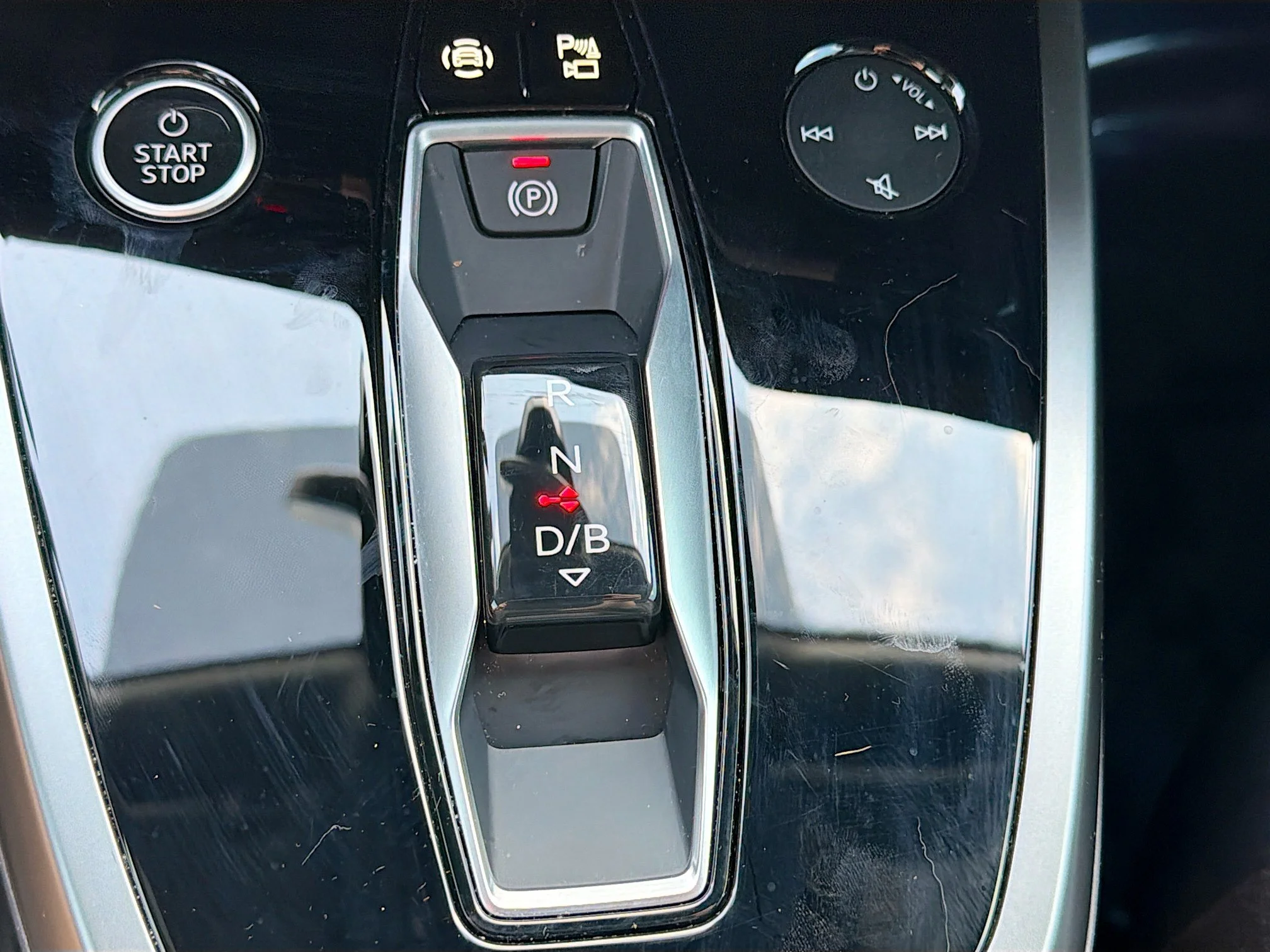 Used 2025 Glacier White Audi Premium image 28