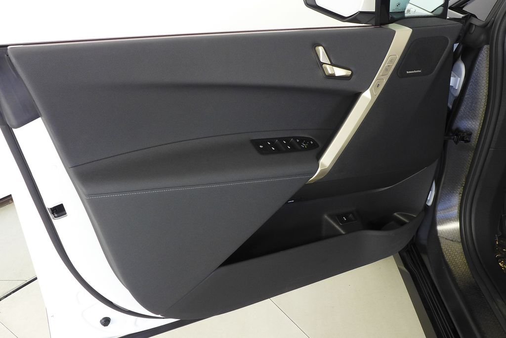 Used 2024 Mineral White Metallic BMW xDrive50 image 10