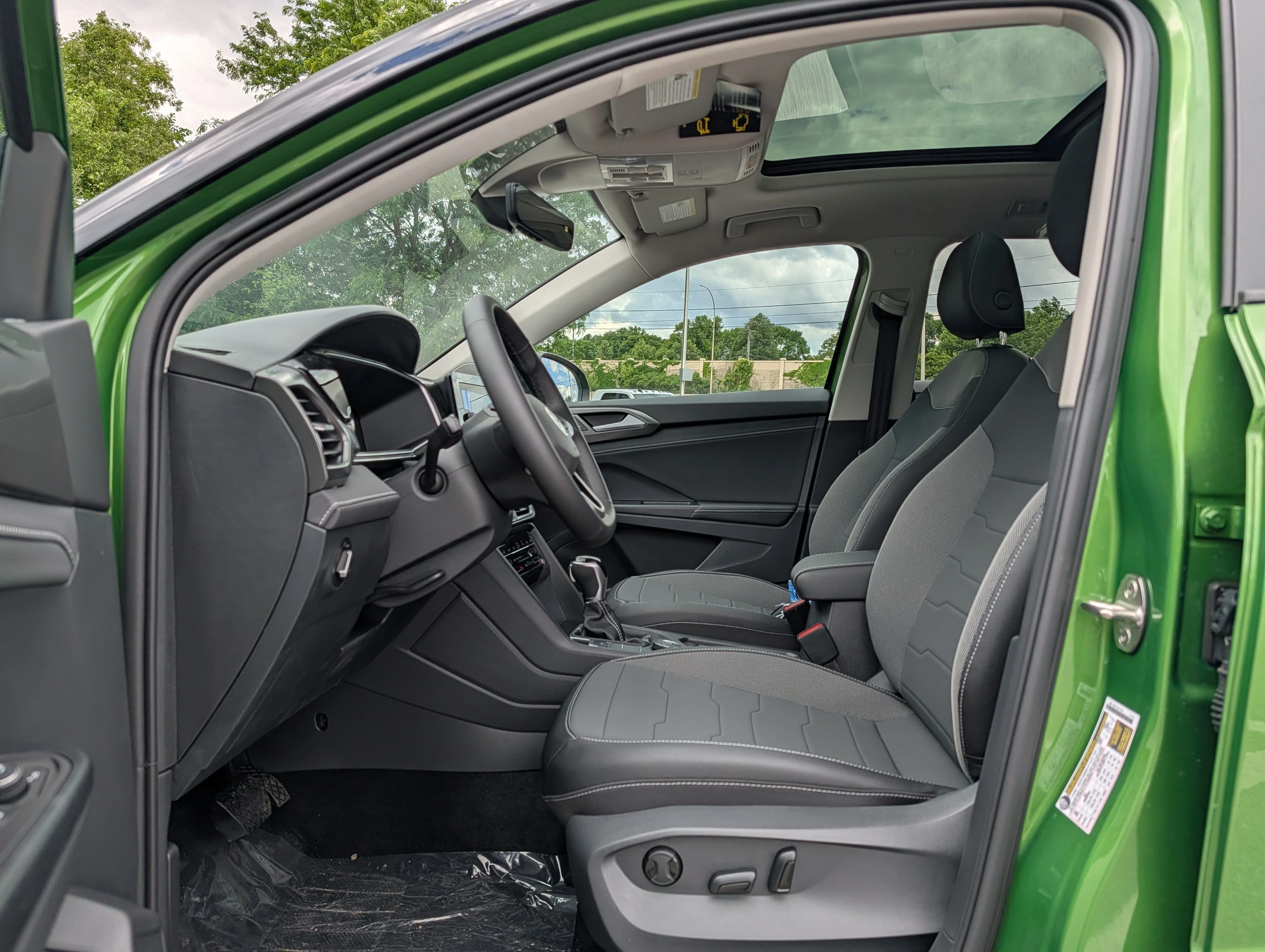 New 2026 Bright Moss Green Metallic/Deep Black Roof Volkswagen SE Black image 5