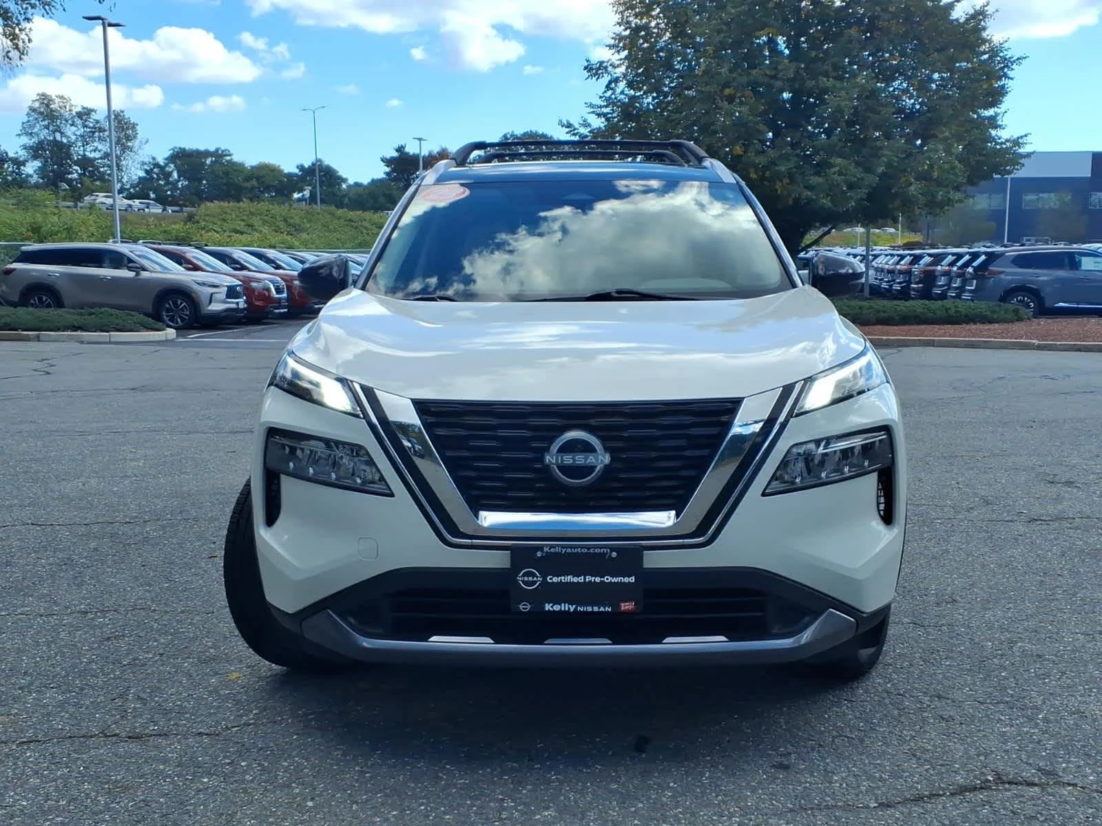 Certified Used 2023 Pearl White Tricoat/Super Black Nissan SL image 2