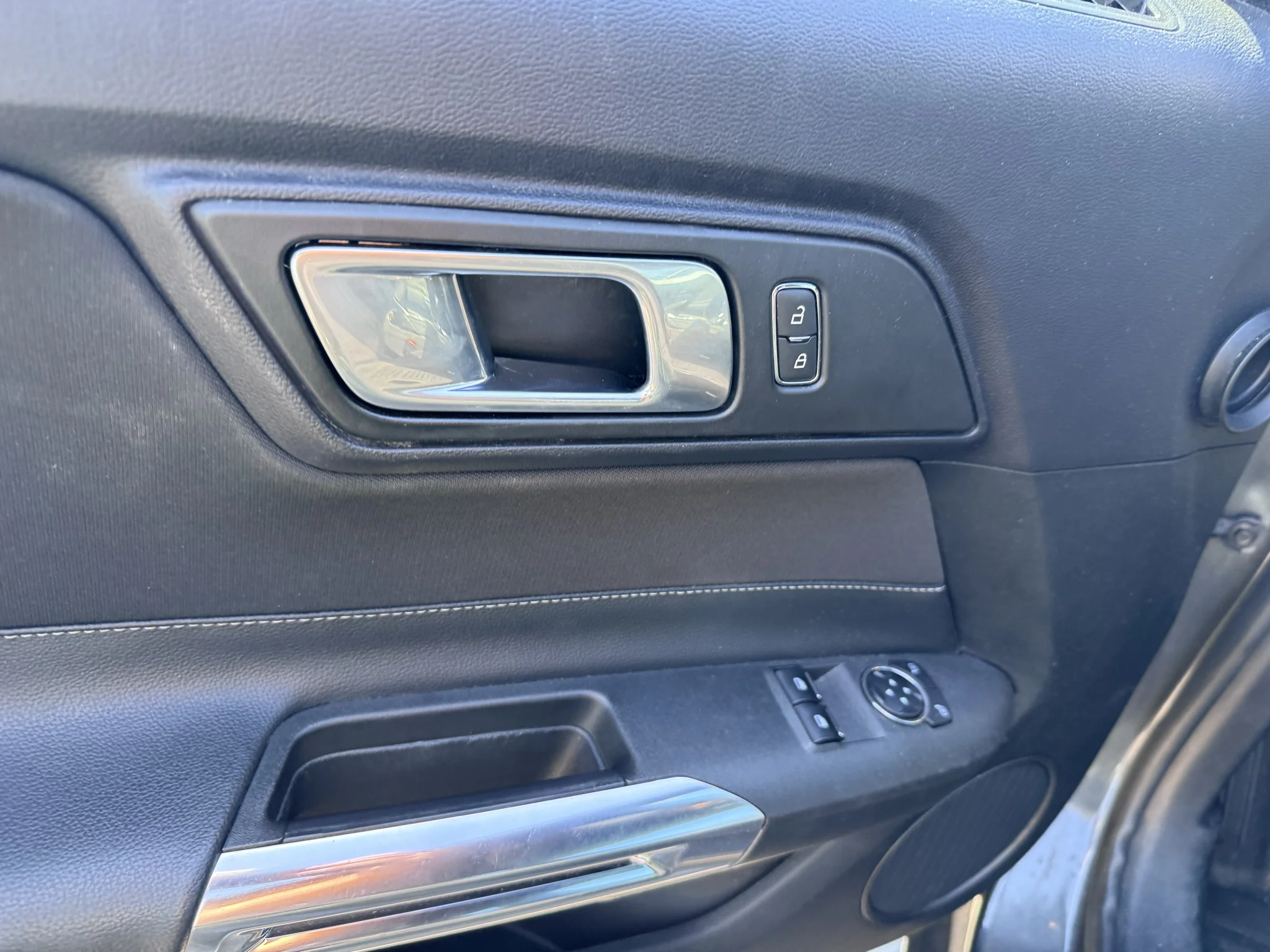 Used 2019 Magnetic Metallic Ford GT image 15