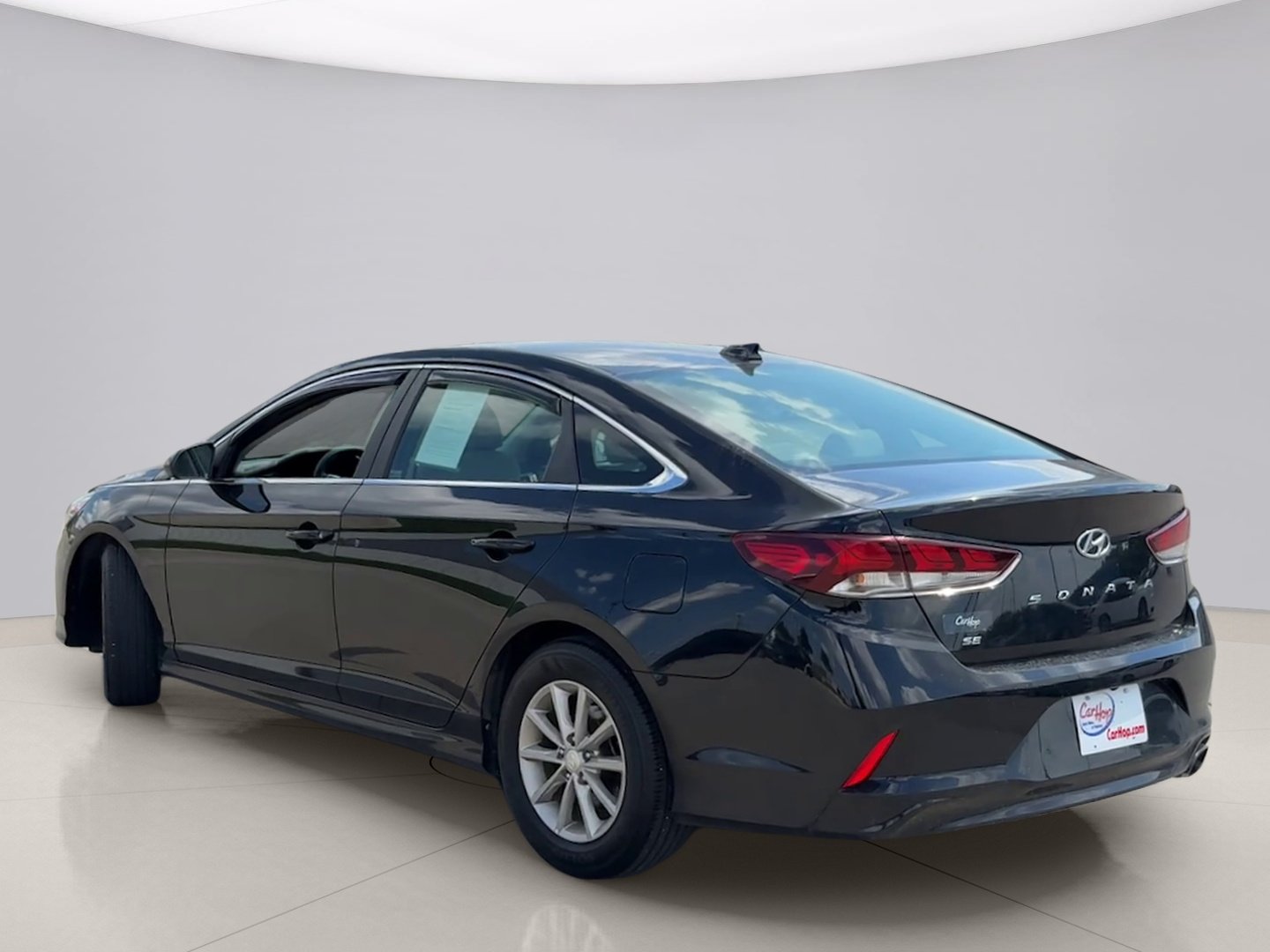 Used 2018 Black Hyundai SE image 3