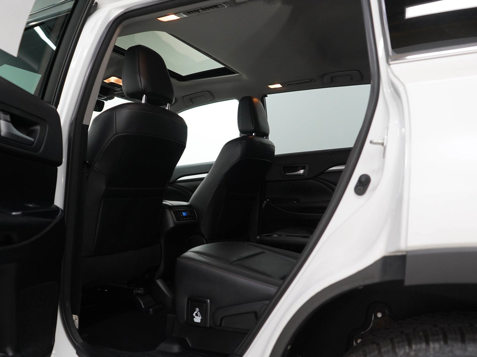 Used 2018 Blizzard Pearl Toyota Xle image 21