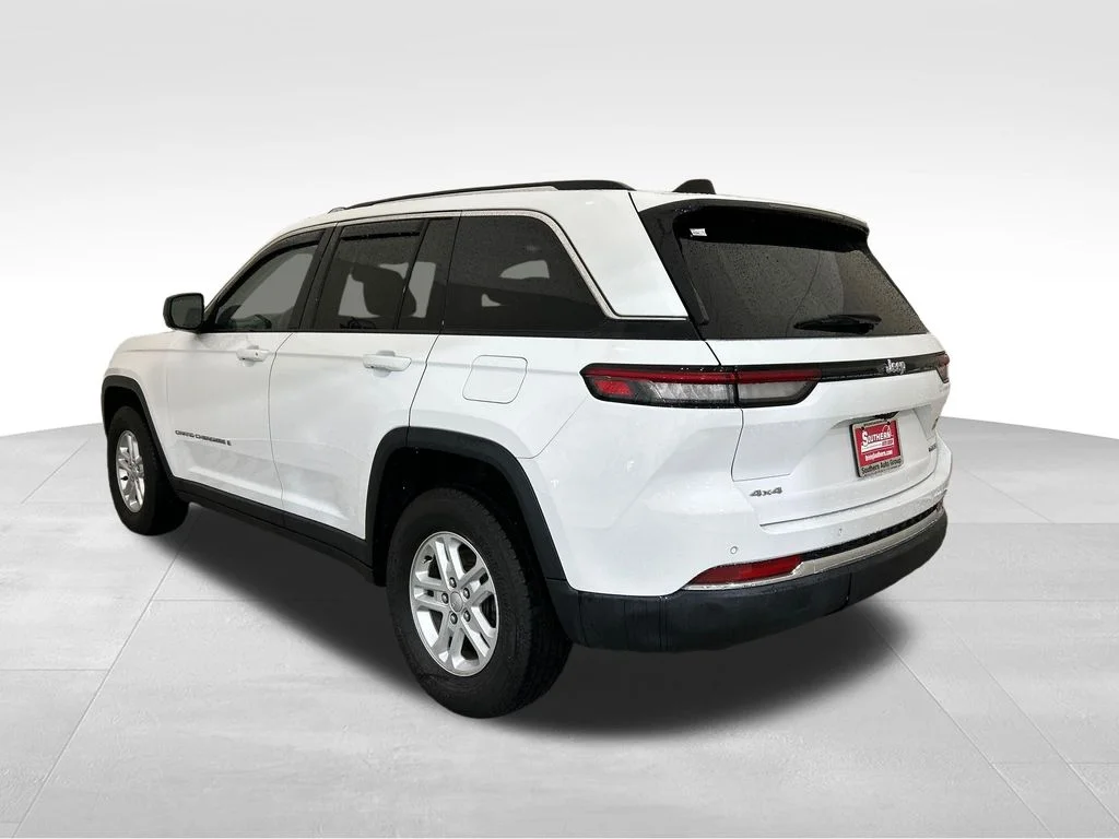 Used 2023 White Jeep Laredo image 3