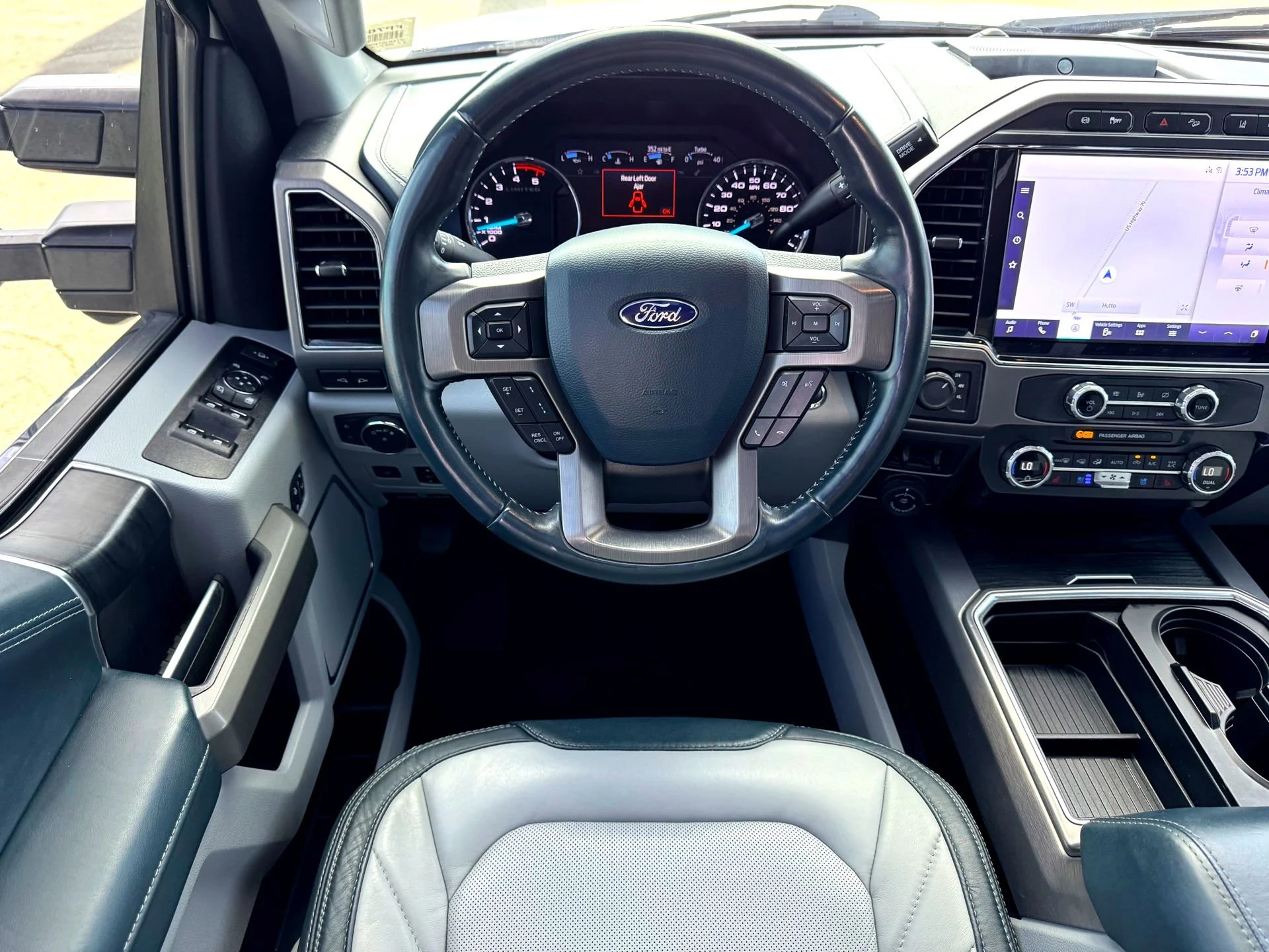 Used 2022  Ford Limited image 28