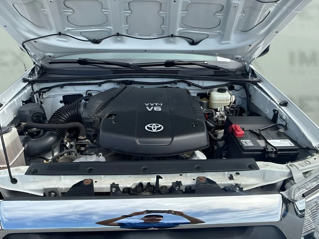 Used 2013 White Toyota Base image 20