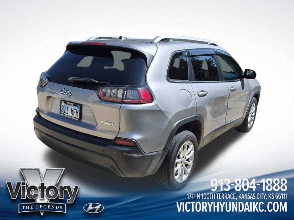 Used 2019 Silver Jeep Latitude image 3
