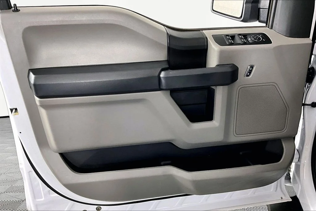 Used 2018 White Ford XL image 19