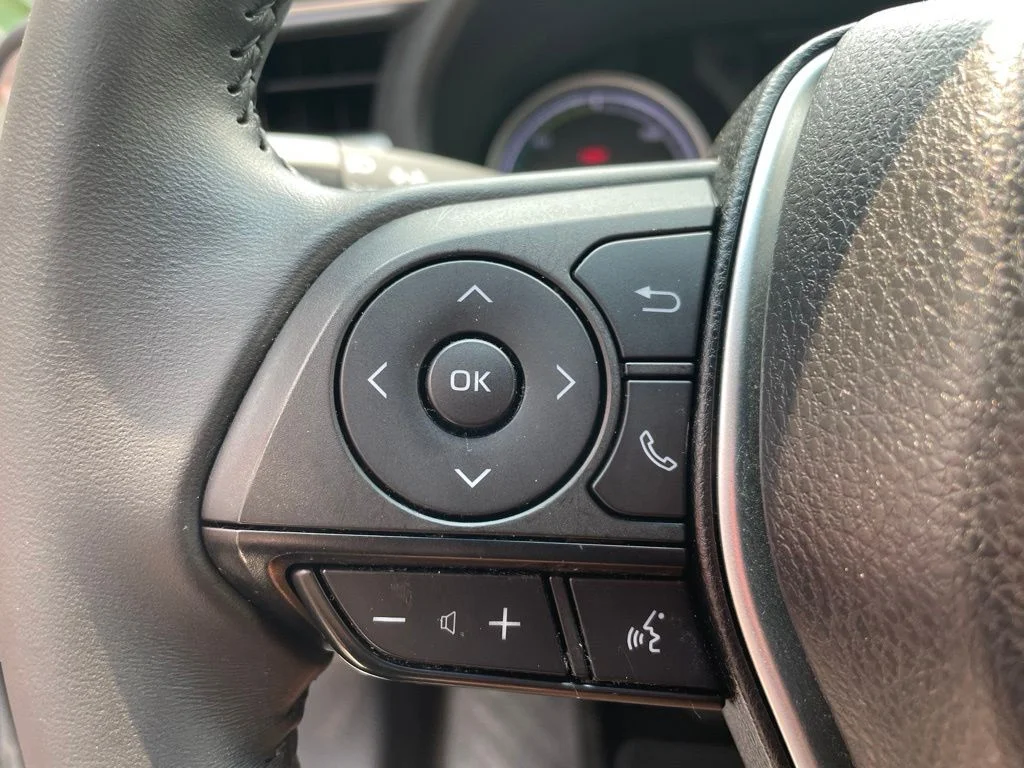 Used 2021 White Toyota LE image 14