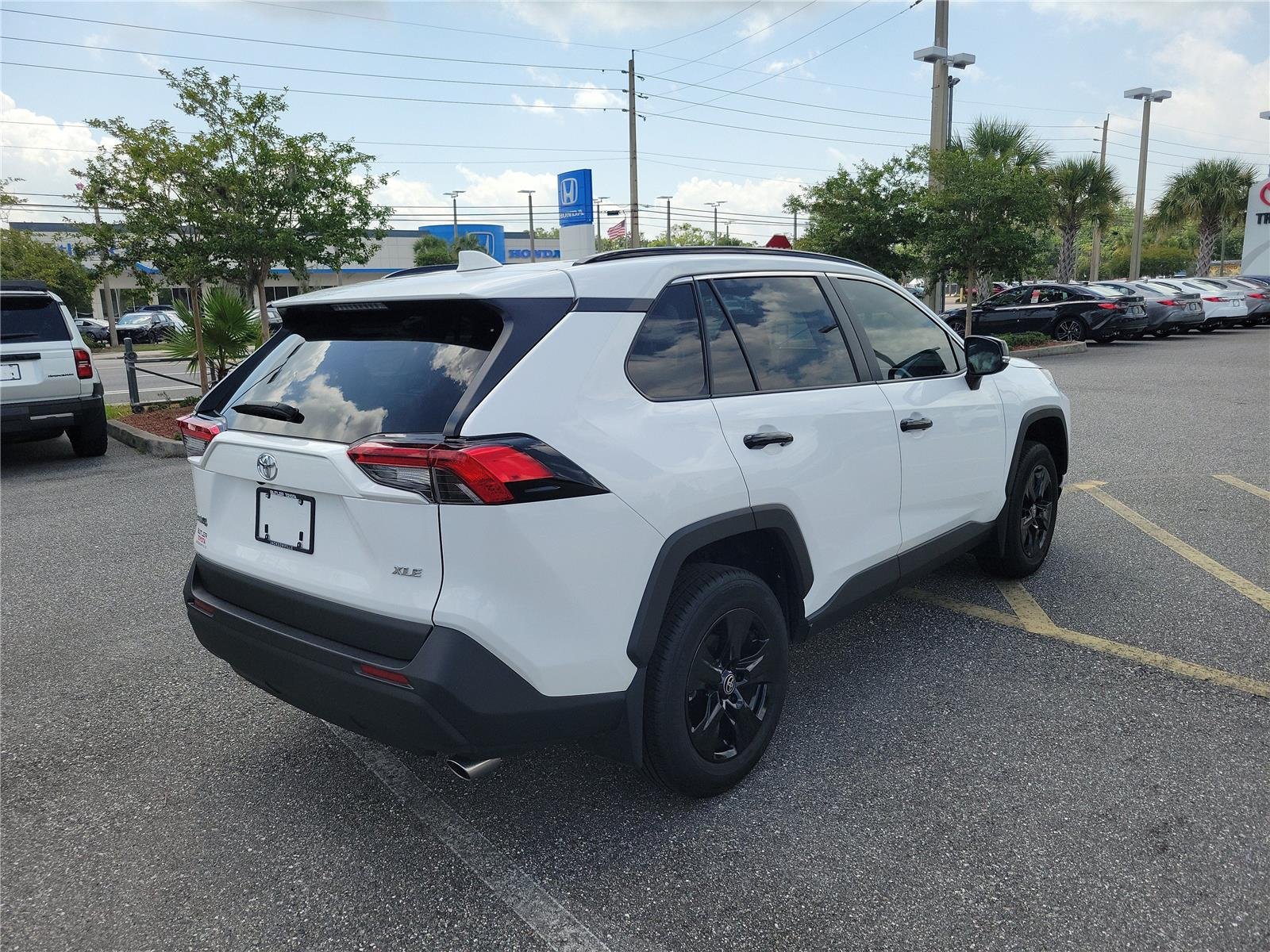 Used 2025 Ice Cap Toyota XLE image 3