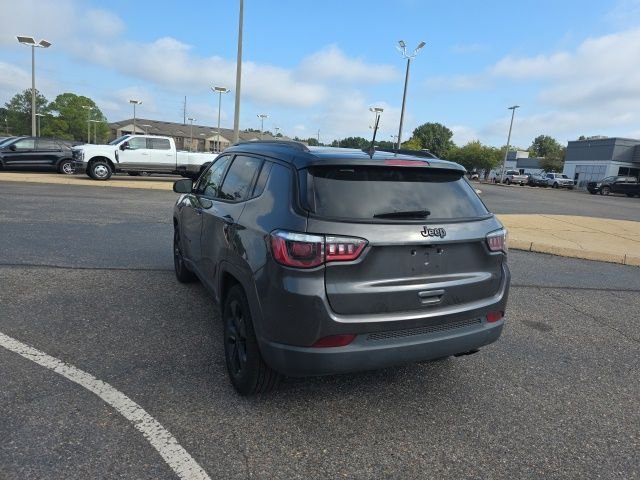 Used 2019 Gray Jeep Latitude image 5