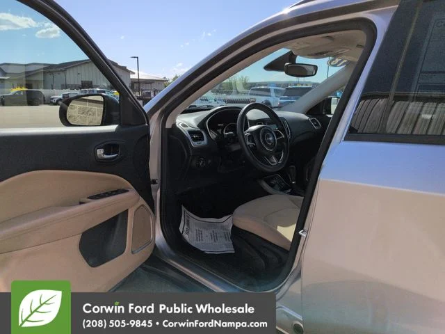 Used 2018 Billet Silver Metallic Clearcoat Jeep  image 9