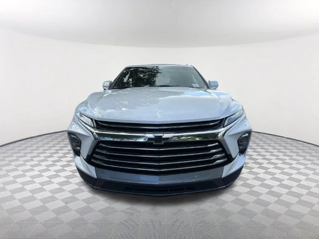 Used 2023 IRIDESCENT PEARL TRICOAT Chevrolet Premier image 2