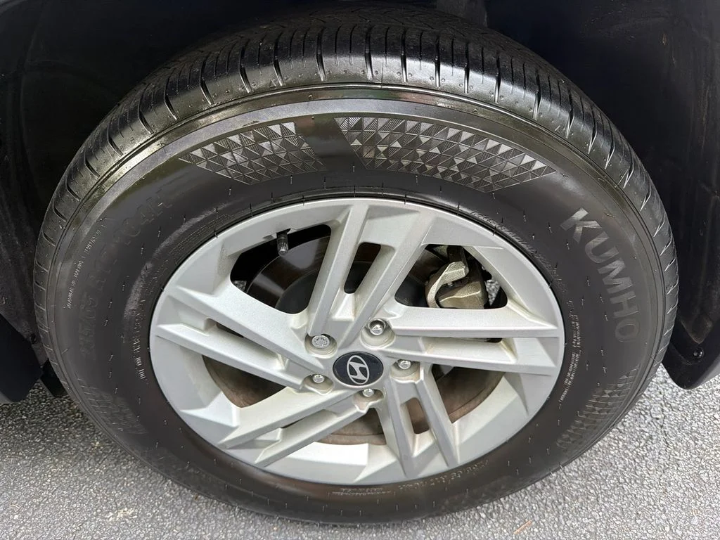 Used 2025 Silver Hyundai SE image 19