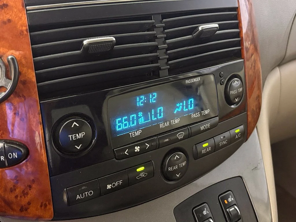 Used 2006 White Toyota XLE image 23