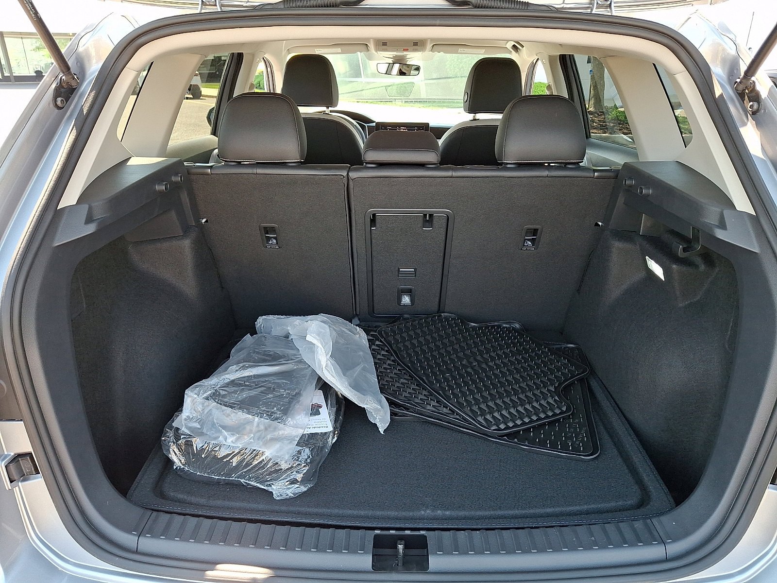Used 2025 Pyrite Silver Metallic   K2k2 Volkswagen SE image 28
