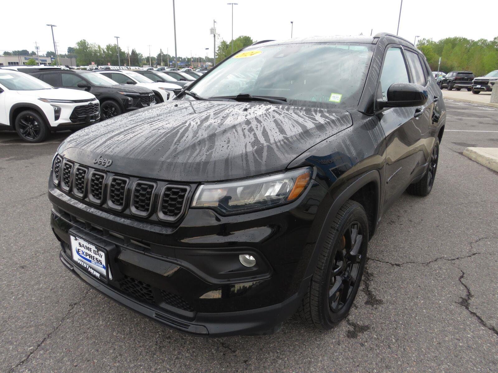 Used 2024 Diamond Black Crystal Pearlcoat Jeep Latitude image 11