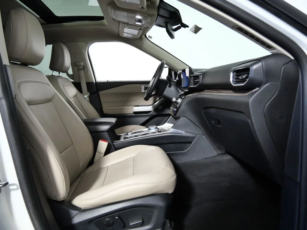 Used 2022 White Ford Limited image 10