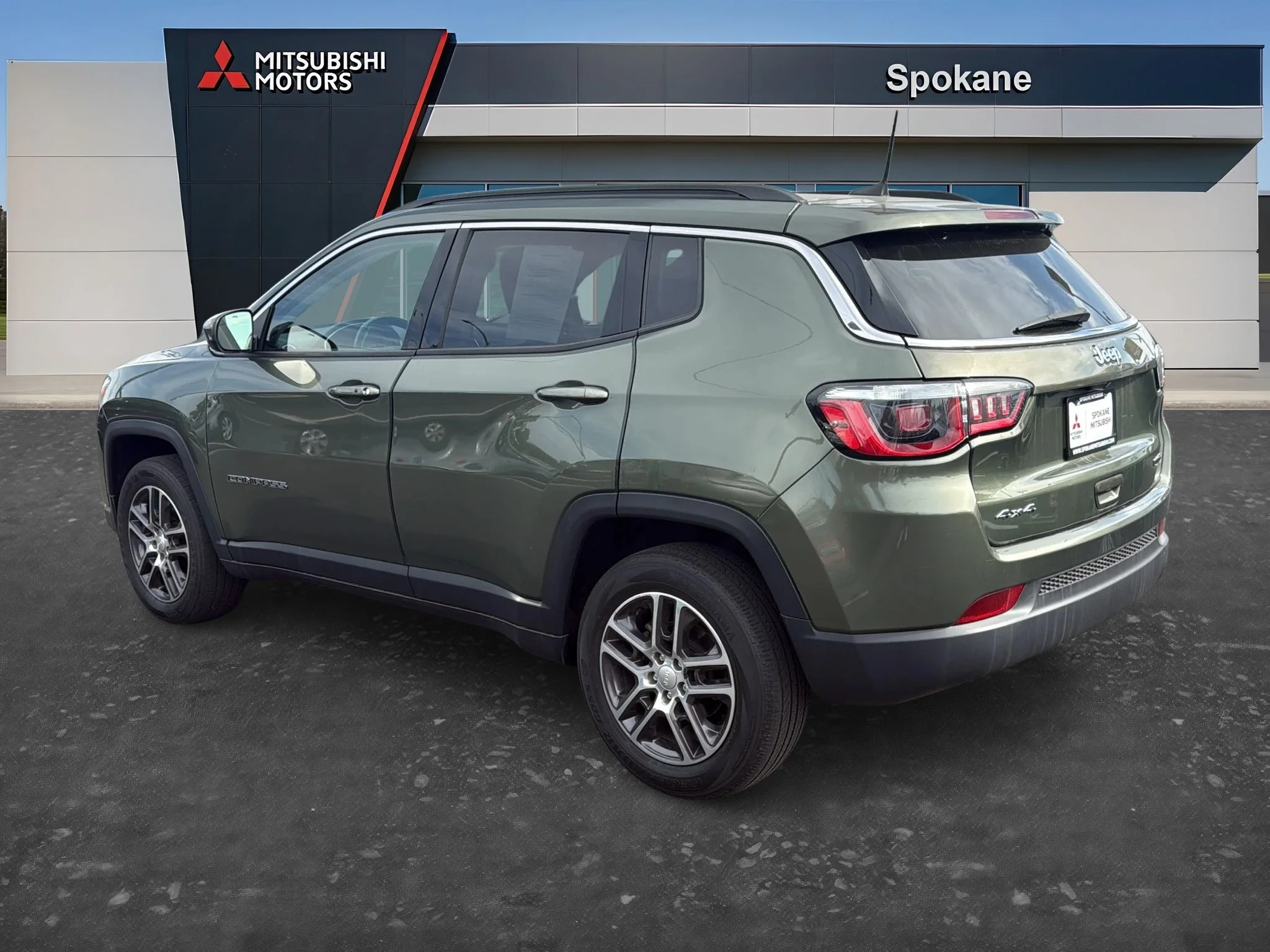 Used 2020 Olive Green Pearlcoat Jeep Latitude image 4
