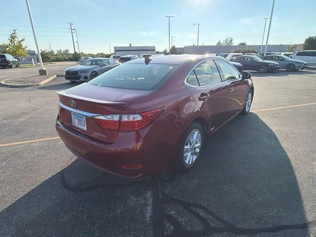 Used 2015 Red Lexus 300h image 6