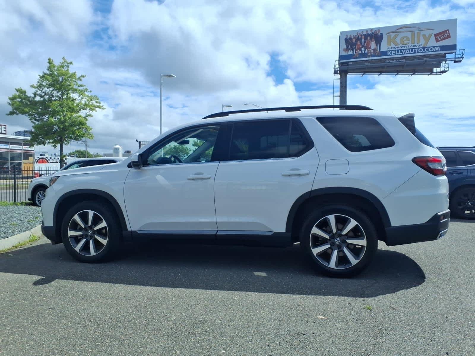 Certified Used 2023 Platinum White Pearl Honda Touring image 8