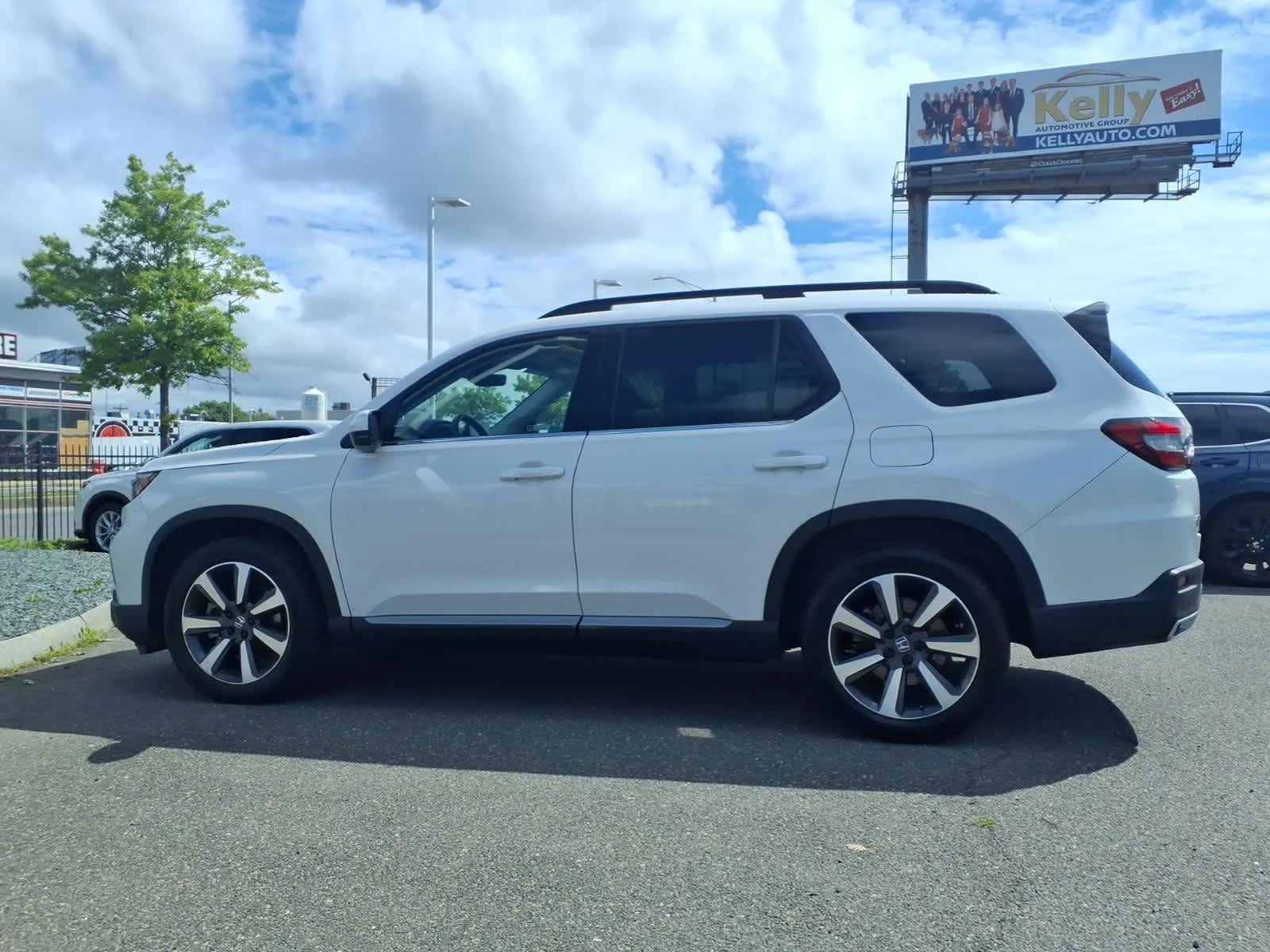 Certified Used 2023 Platinum White Pearl Honda Touring image 8