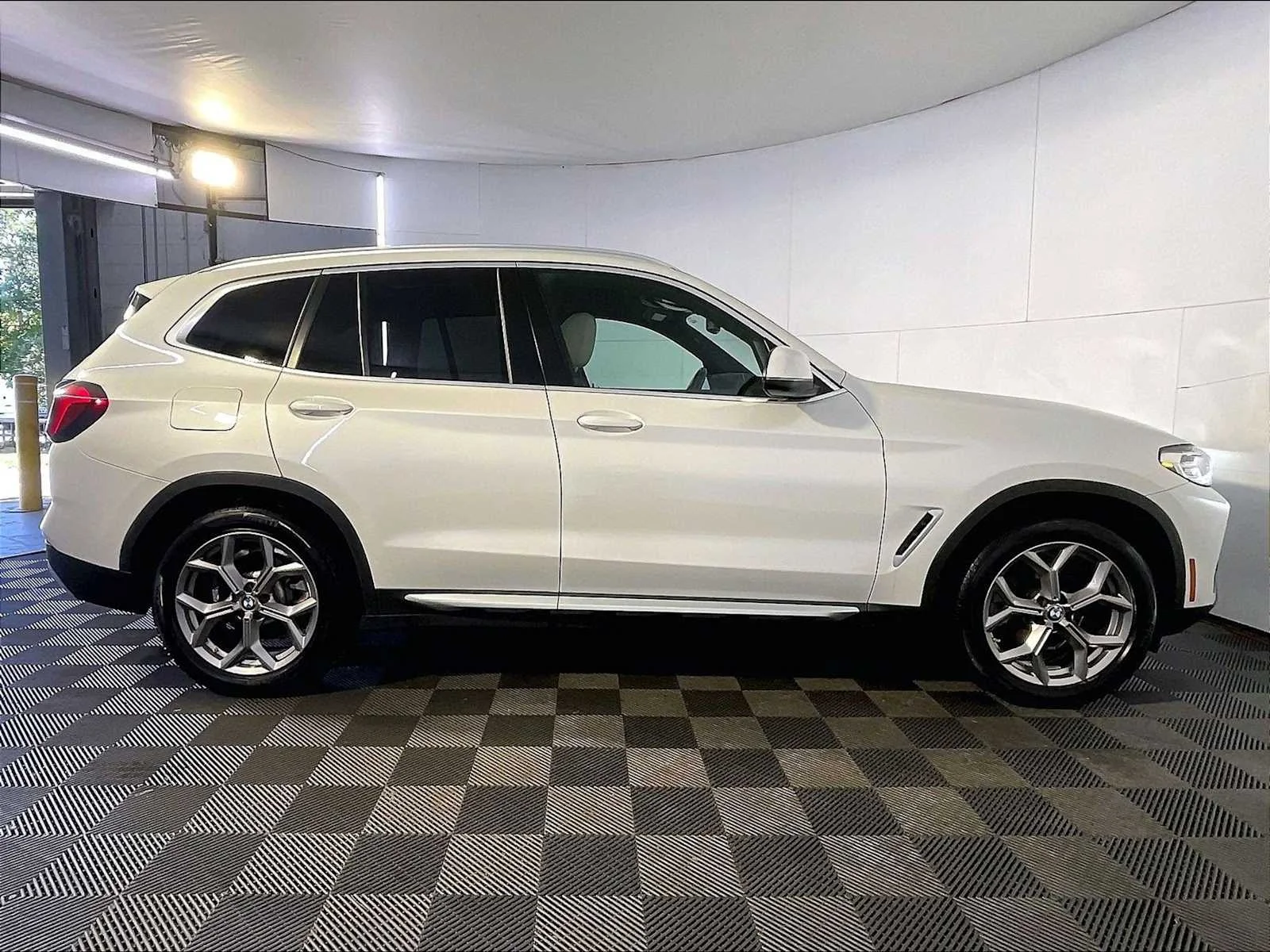 Used 2023 Mineral White Metallic BMW xDrive30i image 8