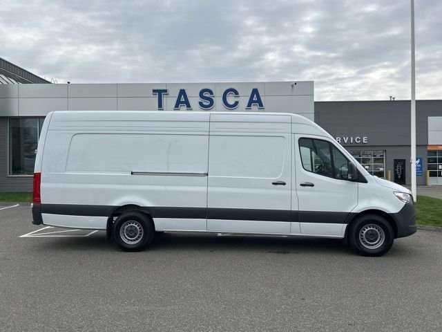 Used 2024 White Mercedes-Benz Cargo 170 WB image 8