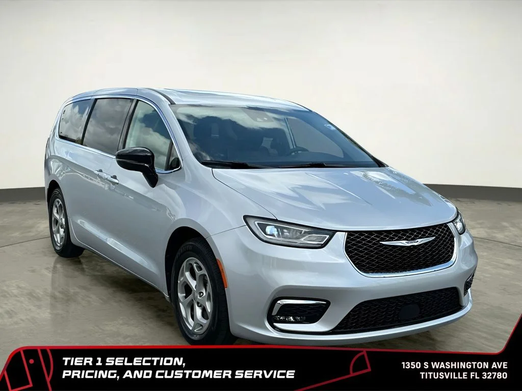 Used 2024 Silver Chrysler Limited image 10