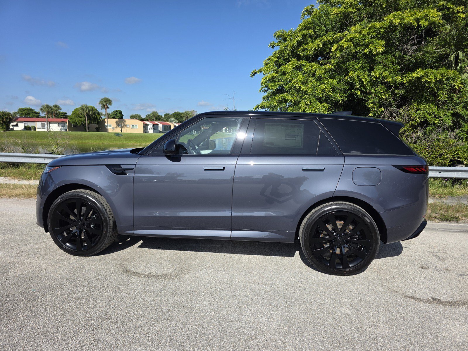 New 2026 Varesine Blue Land Rover P460e Dynamic SE PHEV image 7