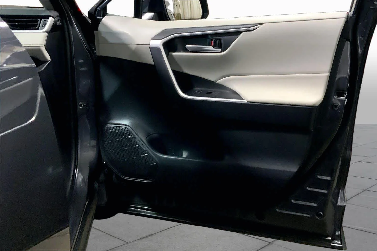 Used 2025 Magnetic Gray Metallic Toyota Hybrid XLE image 23
