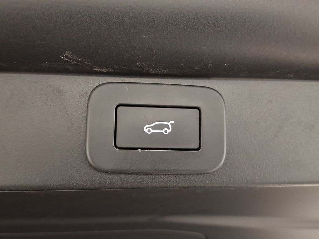 Used 2025  Land Rover SE image 31