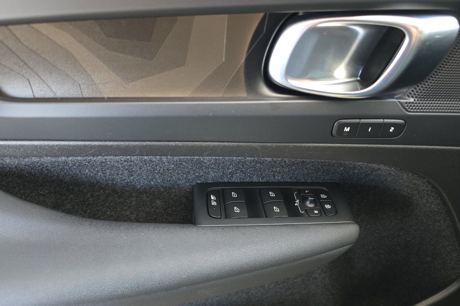 Used 2023 White Volvo Twin Plus image 10