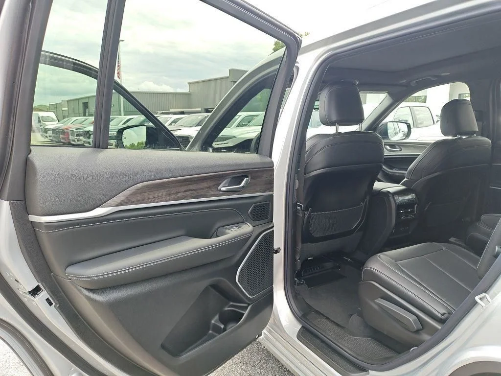 New 2026 Silver Zynith Exterior Paint Jeep Limited Reserve image 29