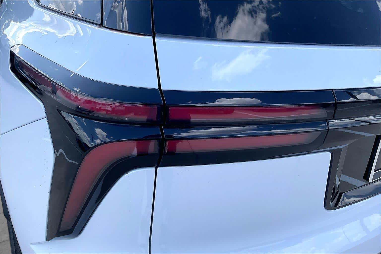 New 2027 Polar White Tricoat Chevrolet LT image 14