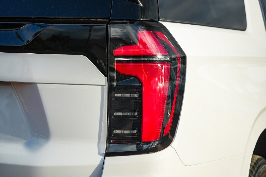 2026 Chevrolet Suburban LS - Photo 7