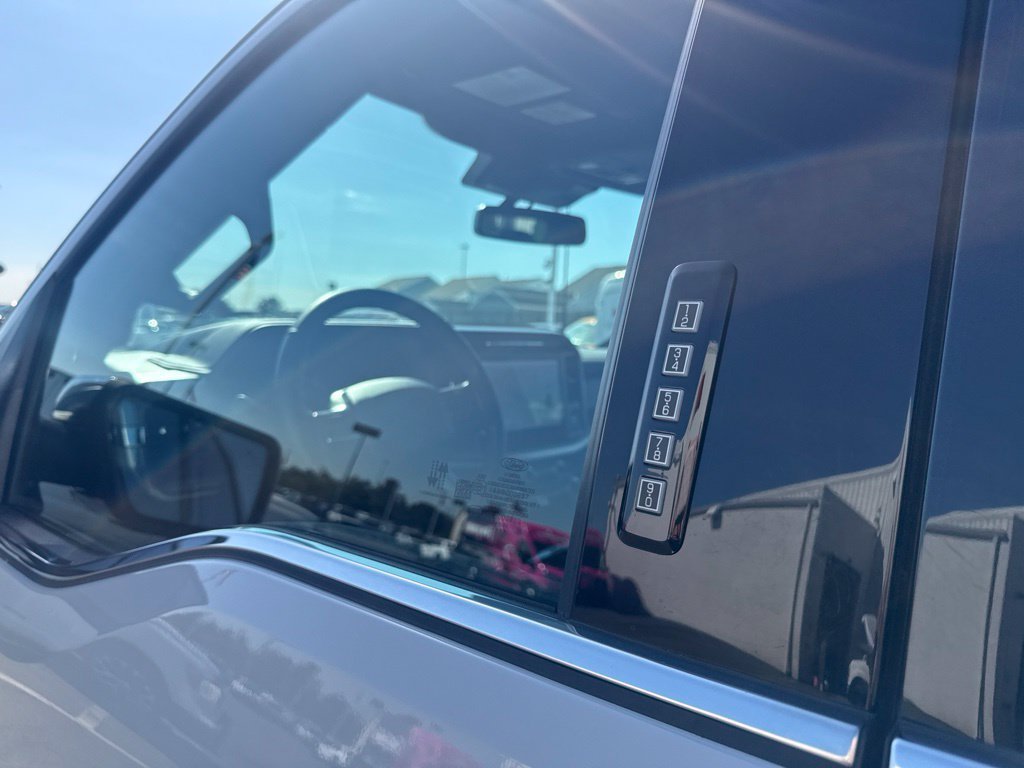Used 2024  Ford Lariat image 26