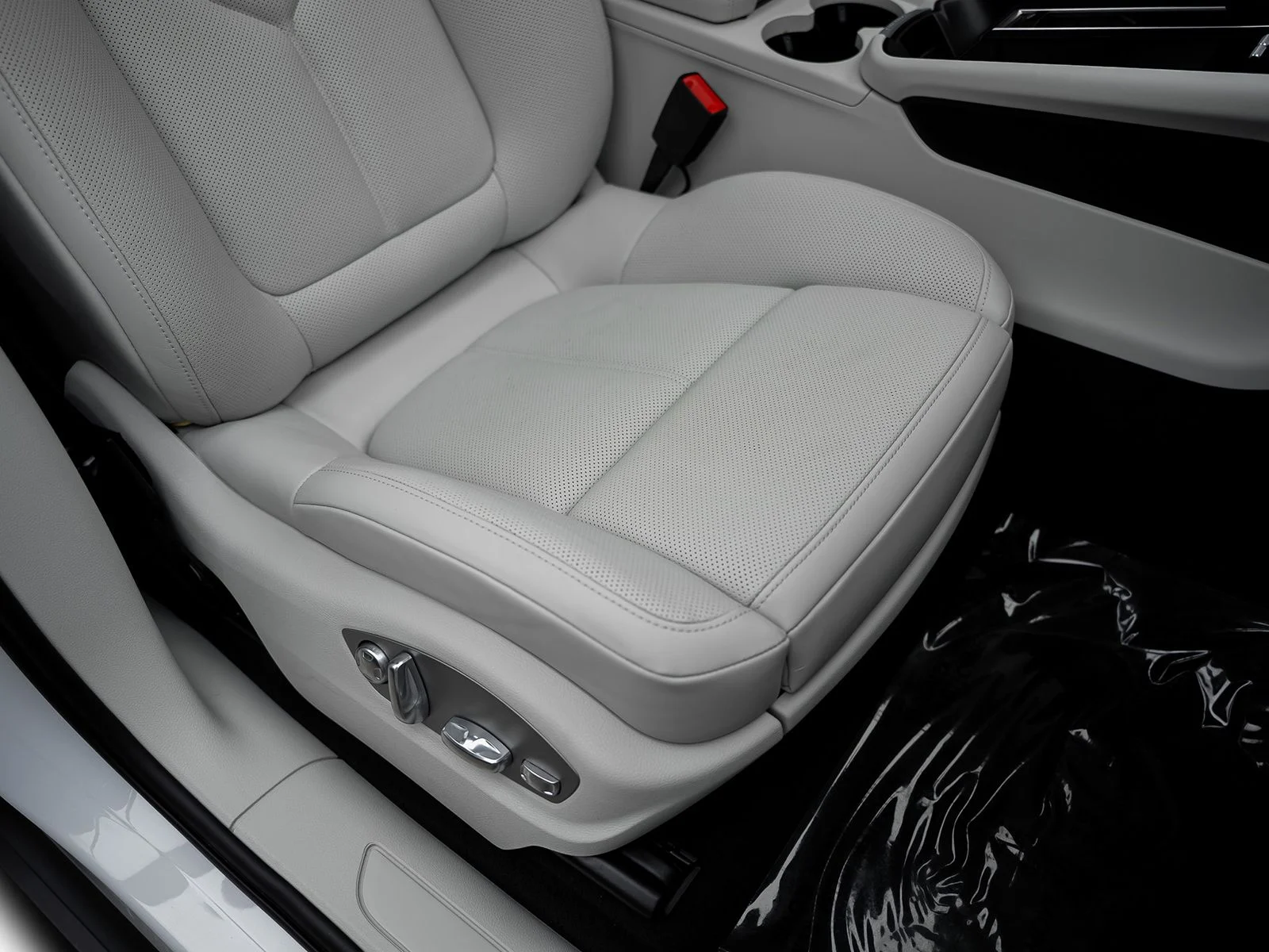Used 2025 White Porsche Base image 34