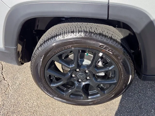 Used 2026 Silver Jeep Latitude image 16