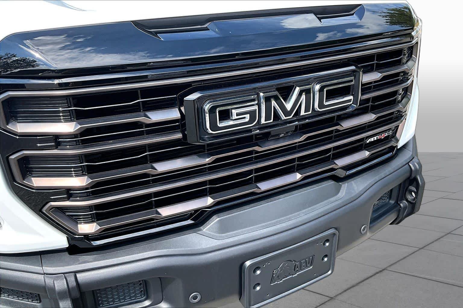 Used 2025 Summit White GMC AT4X image 31