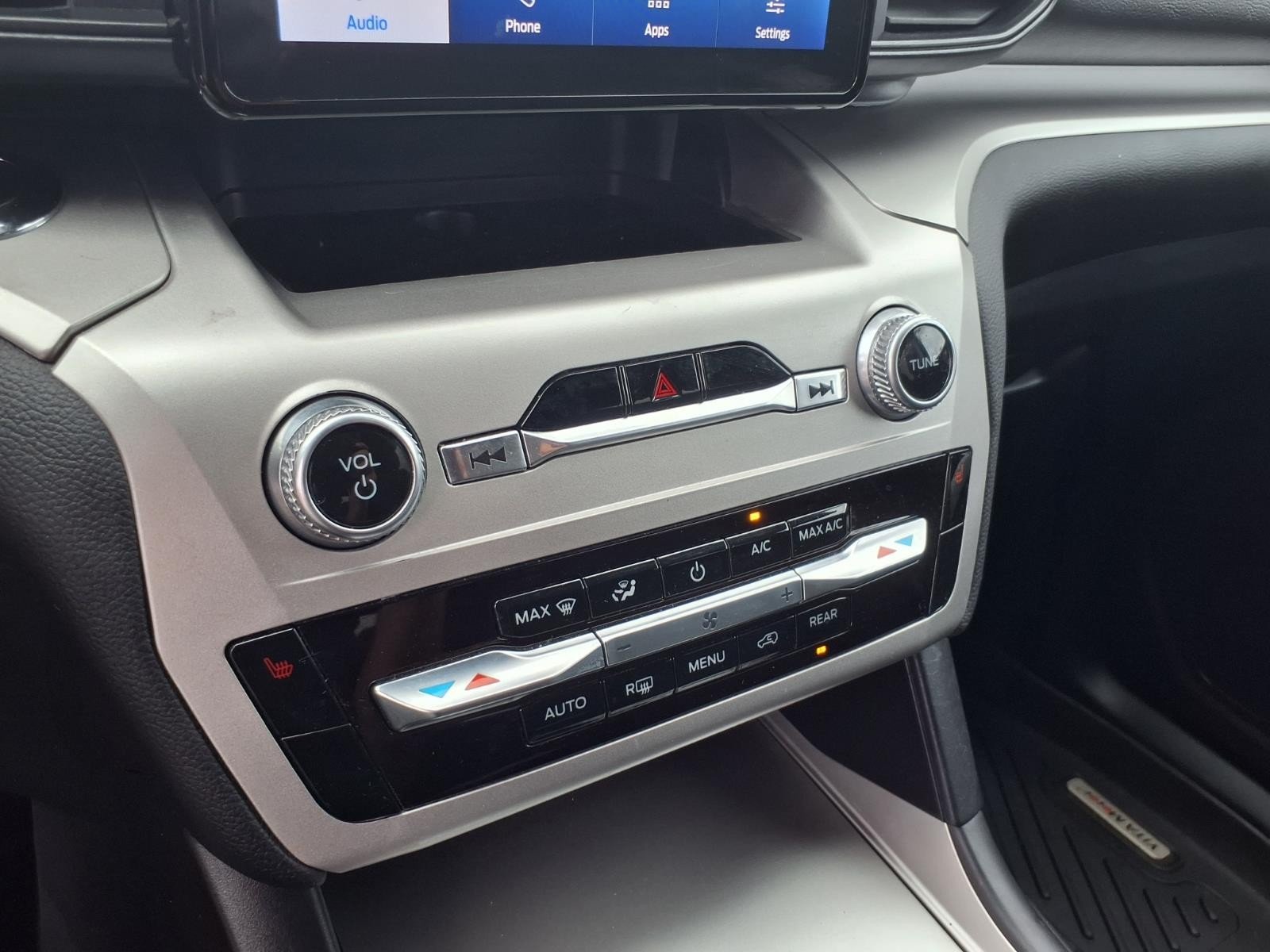2022 Ford Explorer photo 24 of 26