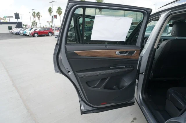 New 2026 Silver Mist Metallic Volkswagen 2.0T SE w/Technology image 17